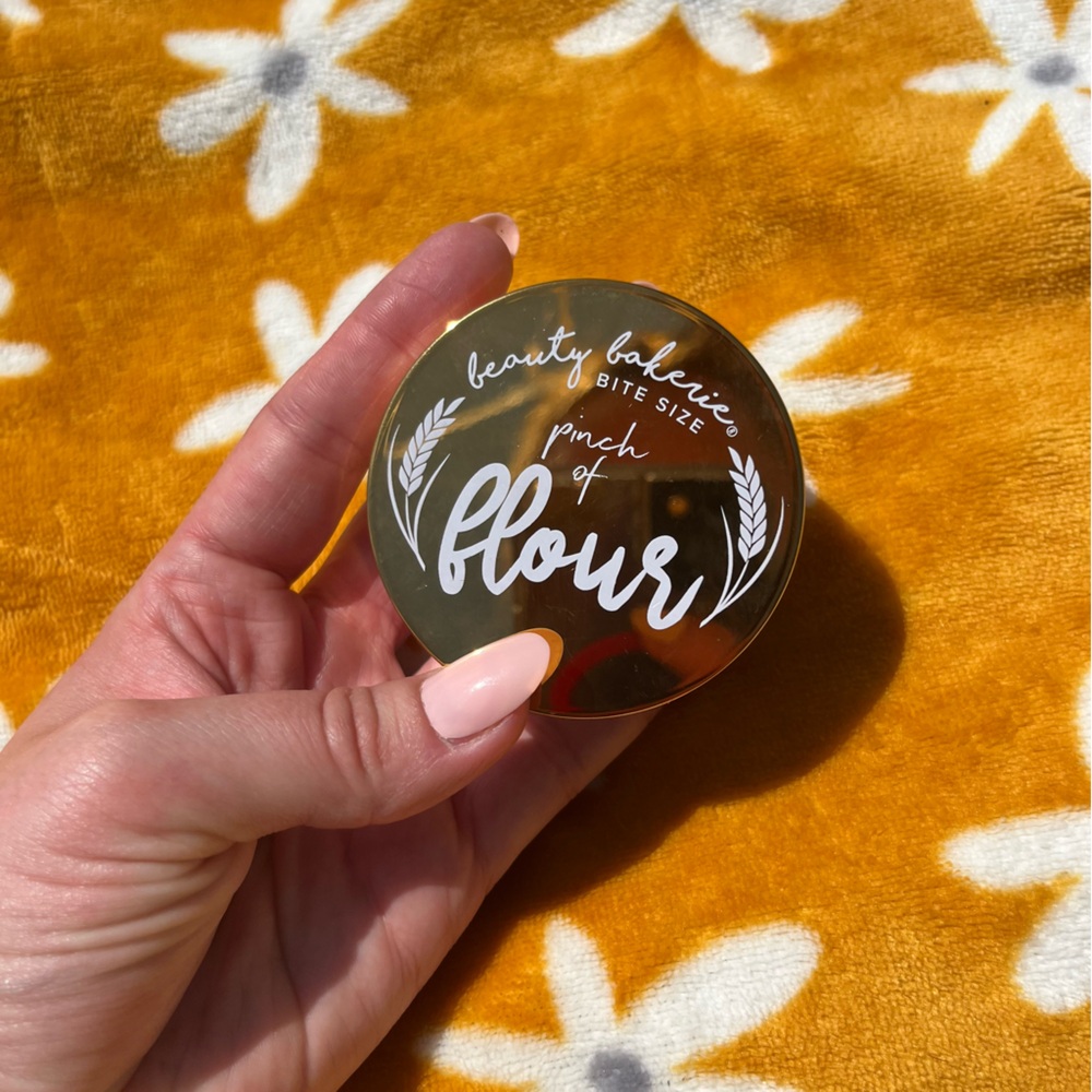NEW beauty bakerie bite size pinch of flour Loose Setting Powder in Cassava